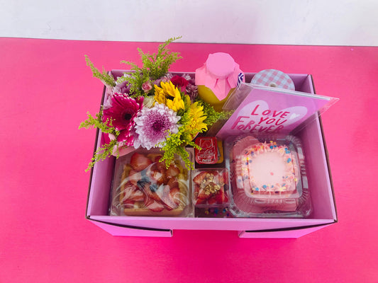 Detalle de un exquisito arreglo floral, como parte de un desayuno sorpresa personalizado, mostrando la frescura y la calidad de nuestras flores en Juárez.