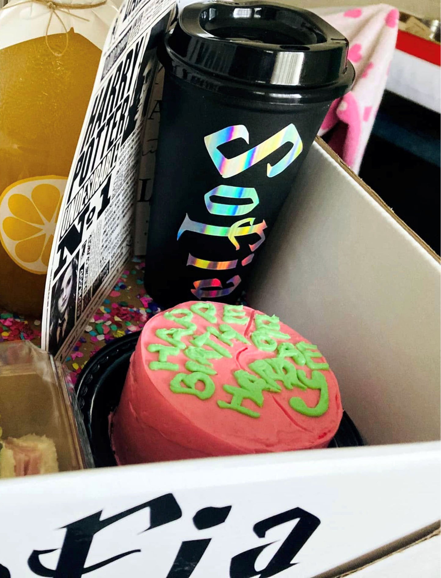 Desayuno sorpresa personalizable con elementos de Harry Potter, incluyendo una tarjeta mágica y opciones de dulces variados.