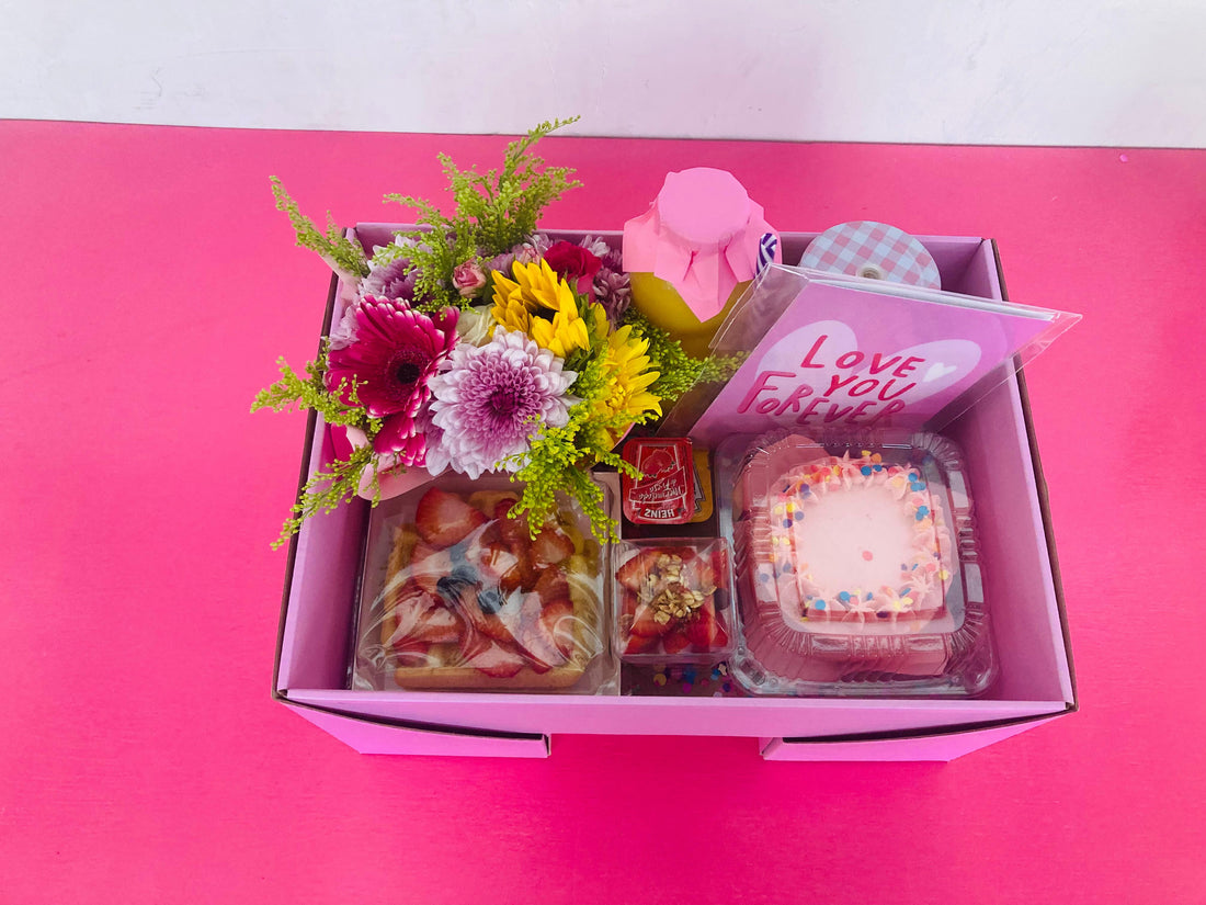 Detalle de un exquisito arreglo floral, como parte de un desayuno sorpresa personalizado, mostrando la frescura y la calidad de nuestras flores en Juárez.