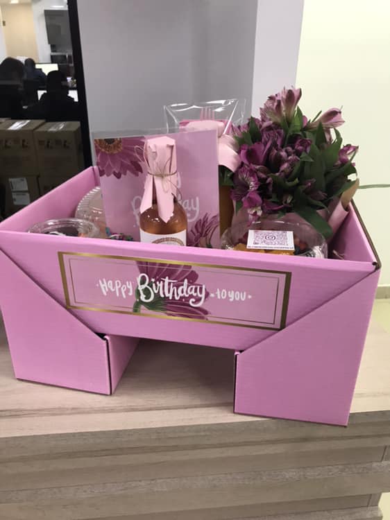 Exquisito desayuno sorpresa gourmet con café de especialidad, pan recién horneado y frutas frescas, presentado elegantemente en caja para entrega a domicilio en Ciudad Juárez, Chihuahua.