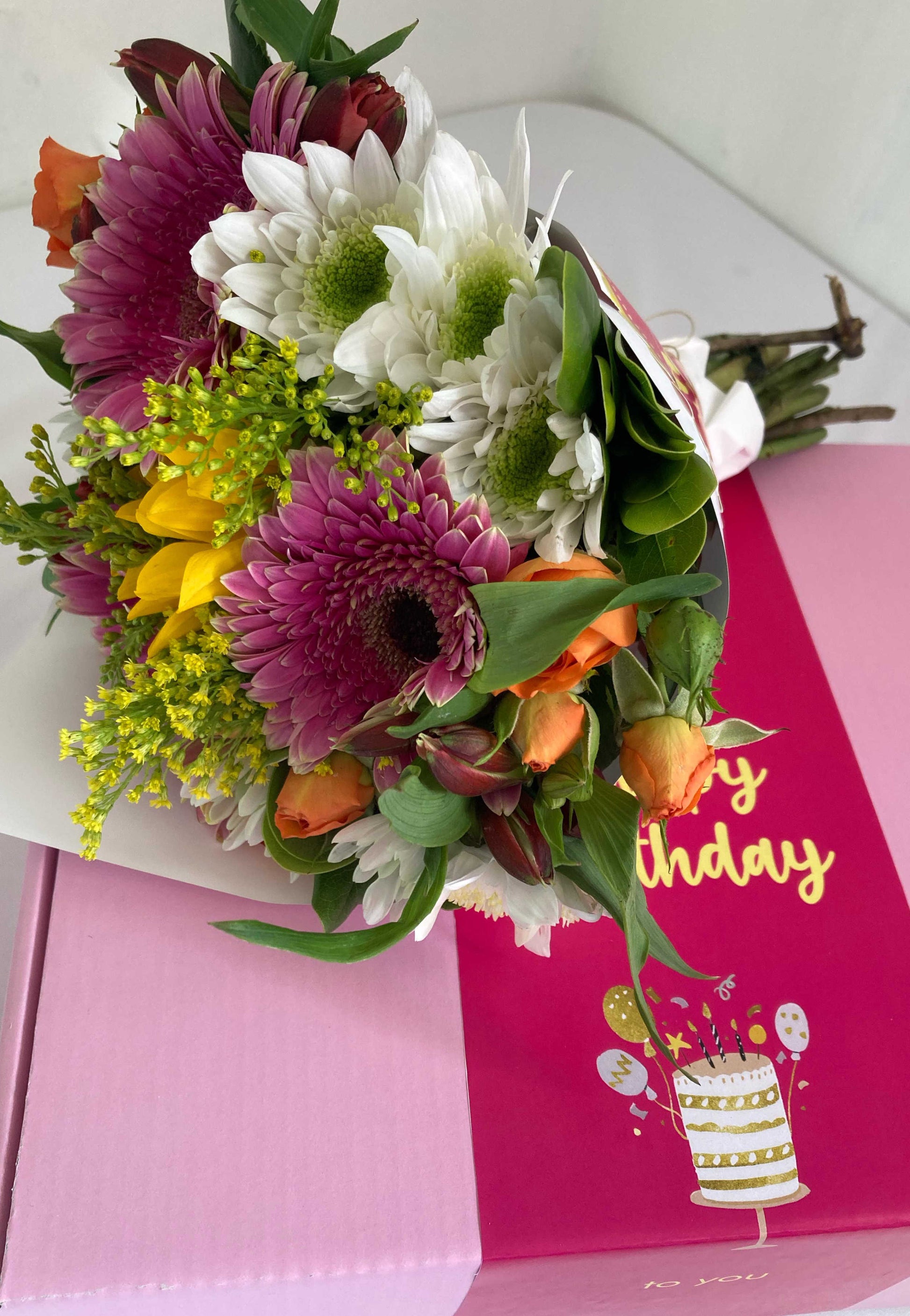 Caja de desayuno sorpresa a domicilio en Cd. Juárez con presentación elegante se incluye flores encima