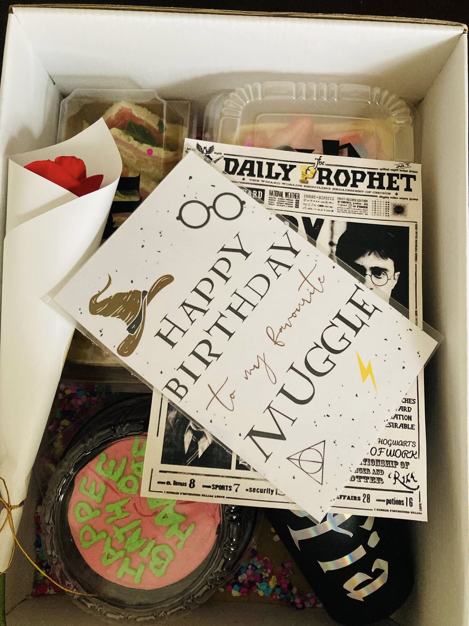 Caja de desayuno sorpresa con temática de Harry Potter, decorada con escudos de las casas y emblemas mágicos, lista para regalar.