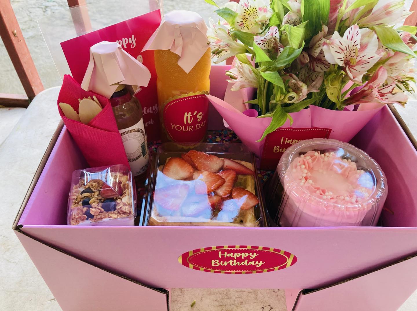 Desayunador rosa personalizable con tazas, dulces y un mensaje especial, perfecto para sorprender a ella.