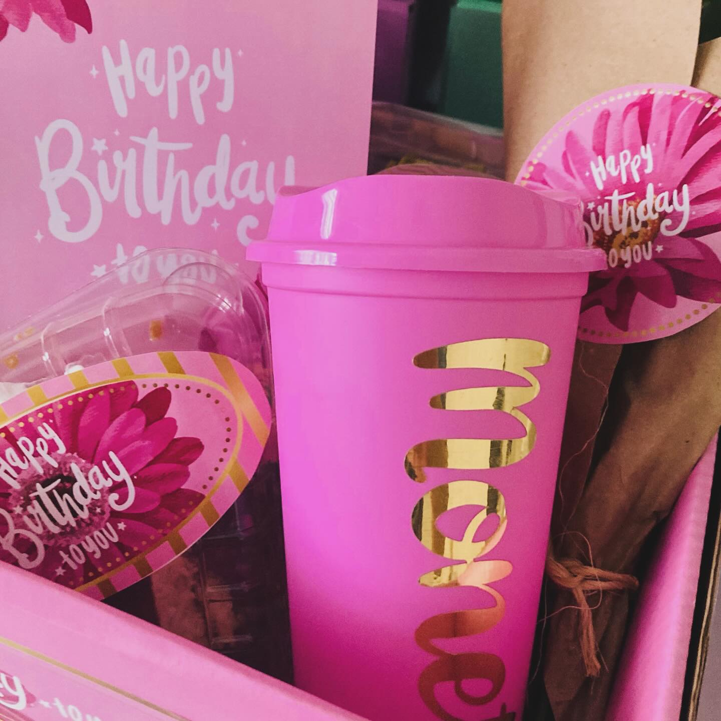 esayuno sorpresa original de cumpleaños con un vibrante globo de "Feliz Cumpleaños", un pastelito bellamente decorado y una tarjeta personalizada, listo para alegrar el día.