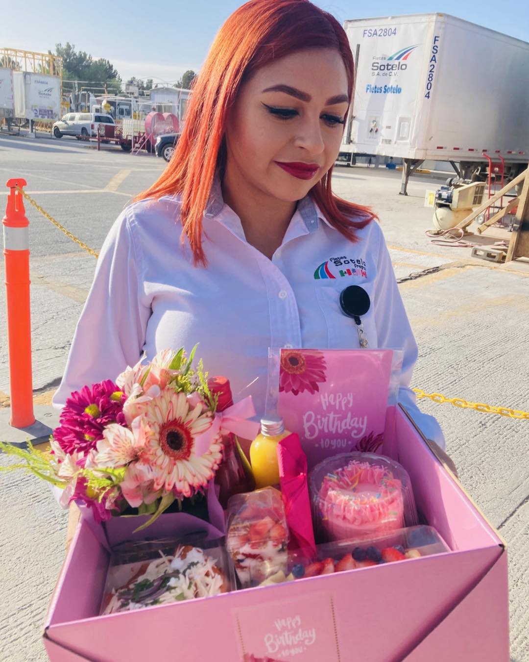 Desayuno sorpresa de cumpleaños en tonos rosas, diseñado para mujeres, con pastelito y un globo temático, entrega en Ciudad Juárez.
