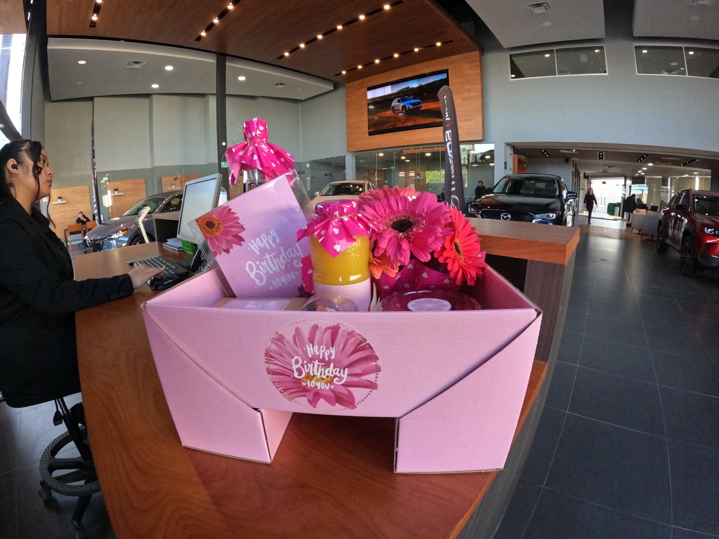 legante desayuno sorpresa rosa, ideal para regalar a domicilio en Ciudad Juárez, con detalles florales y un toque femenino.