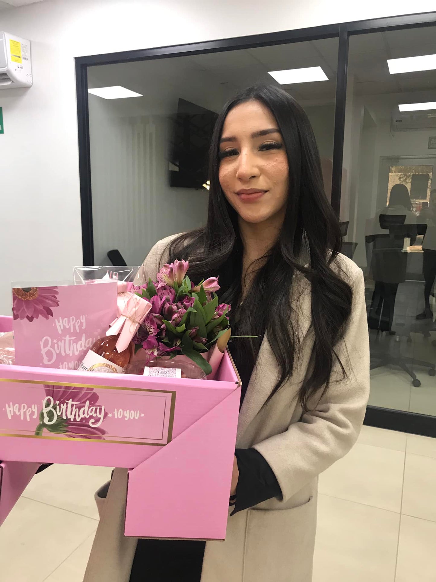 Un empleado sonriente recibiendo un elegante desayuno sorpresa en su escritorio de oficina, como un gesto de agradecimiento o celebración empresarial.