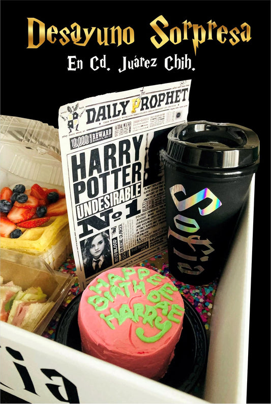 Vista cercana de una mesa decorada con un desayuno sorpresa Harry Potter, resaltando dulces con insignias de las casas y un mapa del merodeador.