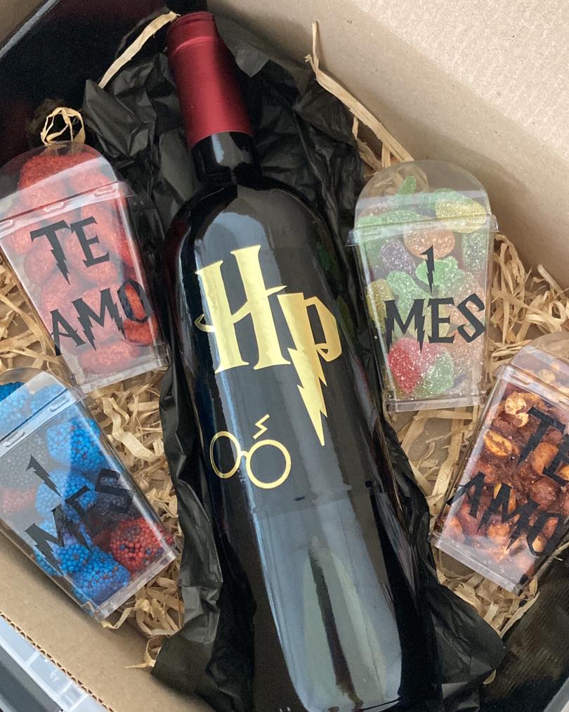 Vista panorámica de un desayuno sorpresa temático de Harry Potter con todos los componentes dispuestos, mostrando la riqueza de detalles para los fans.